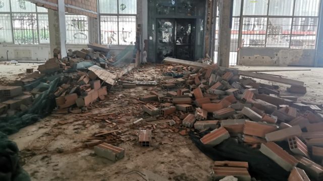ΑΠΘ – Νέες καταστροφές στο πανεπιστήμιο: Γκρέμισαν με βαριοπούλες τους τοίχους στο «Στέκι στο Βιολογικό» (photos)