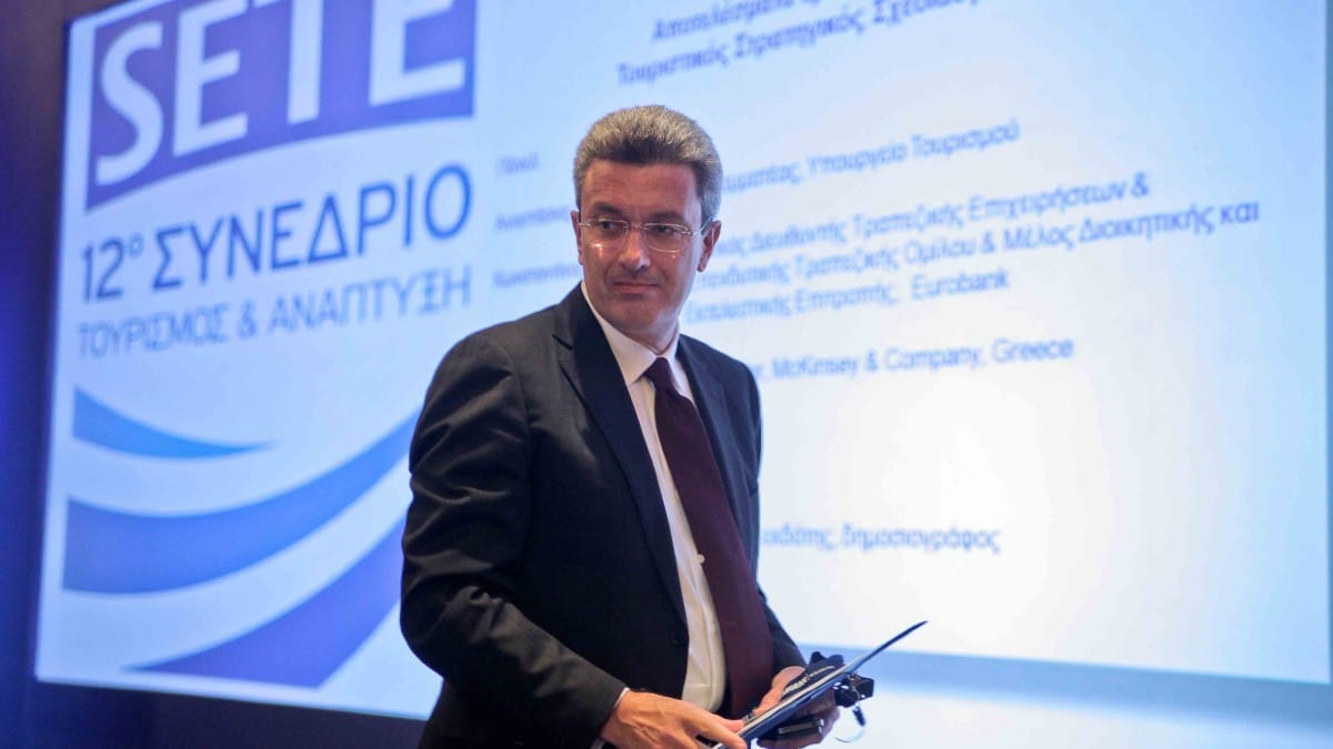 40 χρόνια πίσω: Αγνώριστος ο Νίκος Χατζηνικολάου – Μελαχρινός και χωρίς γυαλιά (photo)