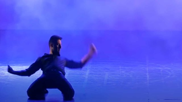 Μερακλής χορεύει το ωραιότερο ζεϊμπέκικο που έχετε δει – Θα σας συγκινήσει