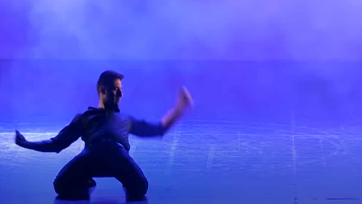 Μερακλής χορεύει το ωραιότερο ζεϊμπέκικο που έχετε δει – Θα σας συγκινήσει
