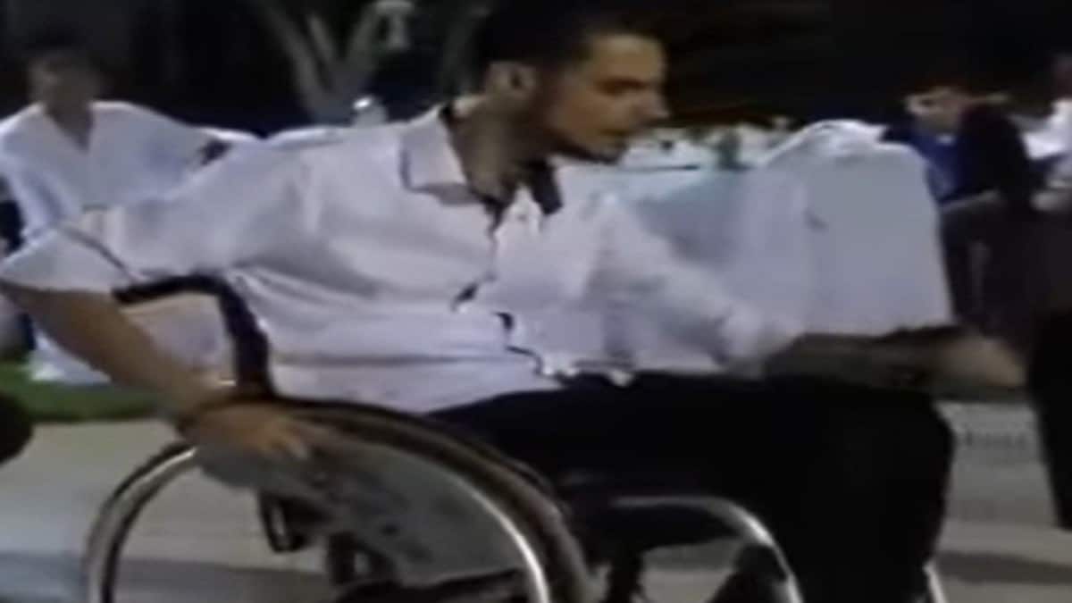 Λεβεντόπαιδο σε αναπηρικό αμαξίδιο χορεύει το πιο συγκινητικό ζεϊμπέκικο που έχετε δει ποτέ! (video)