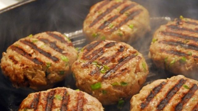 Πρόσθεσε στον κιμά για τα μπιφτέκια τριμμένη πατάτα – Δείτε τον λόγο και θα τρέξετε να το κάνετε και εσείς!