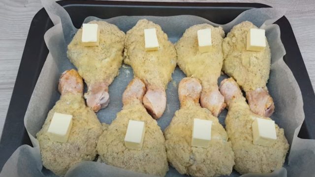 Μπουτάκια κοτόπουλου στο φούρνο με πρωτότυπο πανάρισμα – Αυτό το υλικό κάνει τη διαφορά στη συνταγή