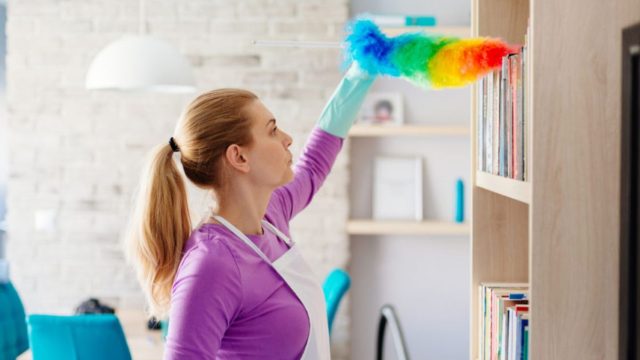 Ξεσκόνισμα με λιγότερο από 1 ευρώ – Αυτό είναι το θαυματουργό φυσικό κόλπο με 4 υλικά για να απαλλαγείτε από τη σκόνη