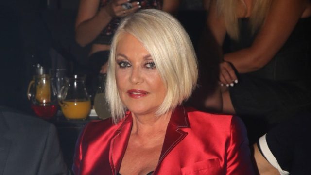 Σοβαρός τραυματισμός για τη Ρούλα Κορομηλά: Χτύπησε στα πόδια μετά το ξύλο στα βραβεία MAD (photo)