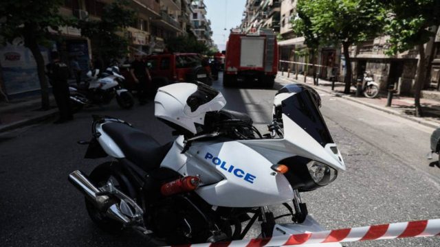 Γυναικοκτονία στο Κουκάκι: Στο ΚΑΤ ο 53χρονος που δολοφόνησε τη σύζυγό του! Επιχείρησε να αυτοκτονήσει – Ο γιος βρήκε τη μητέρα του σε «λίμνη» αίματος (Video)