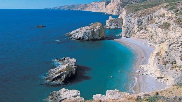Παραδεισένιο: Το ελληνικό νησί με την παραλία που διαθέτει 124 σκαλοπάτια!