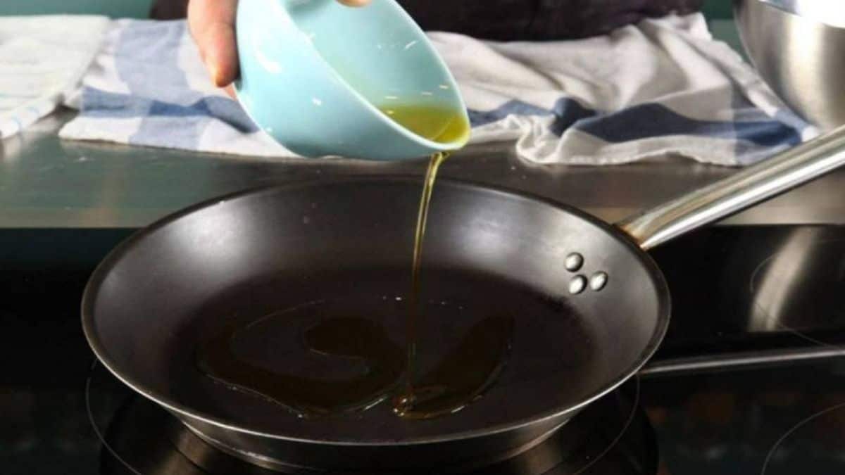 Πριν ρίξει το ελαιόλαδο στο τηγάνι το πασπάλισε με αλάτι – Μόλις δείτε το λόγο θα τρέξετε να το κάνετε