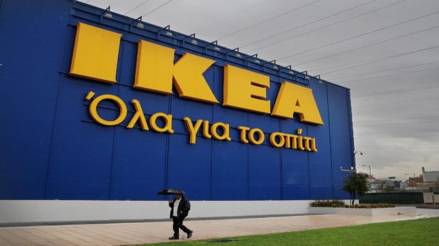 Ξεπουλάει σαν τρελός στα ΙΚΕΑ: Ο ιδανικός καναπές για κάθε κήπο – Θα σας «λύσει» τα χέρια!