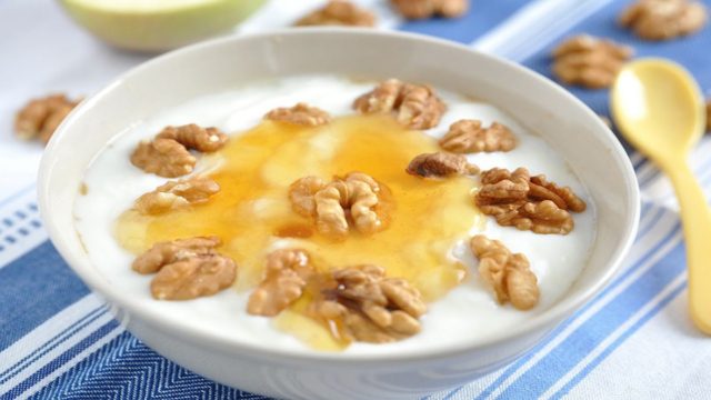 Το λιποδιαλυτικό πρωινό με γιαούρτι, κανέλα και 1 ακόμα υλικό που θα σας κάνει φέτες σε λιγότερο από 15 ημέρες