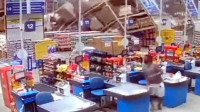 Τραγωδία σε σούπερ μάρκετ: Κατέρρευσαν σαν τραπουλόχαρτο τα ράφια – Νεκρή 21χρονη