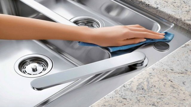 Γρατζουνιές στην inox επιφάνεια της κουζίνας; Εξαφανίστε τις εύκολα κια γρήγορα με μαγειρική σόδα και άλλα 2 υλικά