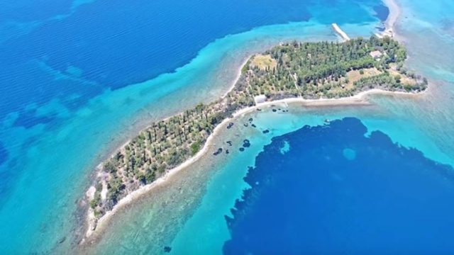 Απίστευτο κι όμως αληθινό: Το ελληνικό νησί που ήθελαν να αγοράσουν οι Beatles επειδή έχει το σχήμα… κιθάρας! (video)