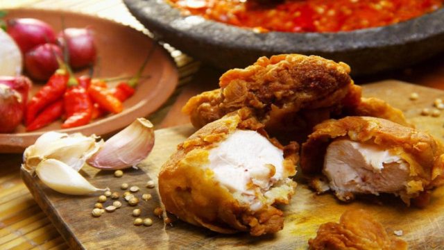 Μια πρωτότυπη συνταγή για τους λάτρεις του κοτόπουλου – Αυτό το υλικό κάνει τη διαφορά!