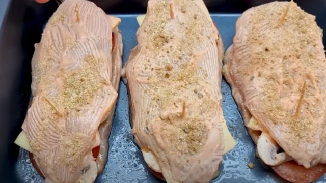 Έκοψε το κοτόπουλο σε φέτες και ανάμεσα έβαλε τυρί και ντομάτα – Μόλις το έψησε δεν πίστευε στα μάτια της (video)