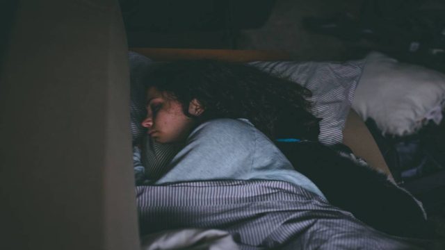 Κοιμάστε με αναμμένο φως; Έτσι αυξάνεται ο κίνδυνος παχυσαρκίας, διαβήτη και υπέρτασης