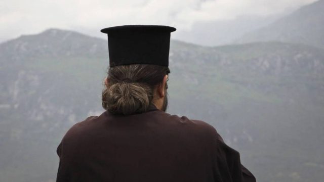 Συγκλονίζει η παπαδιά στο Πήλιο: «Βιώνω την κακοποίηση» έγραφε στο Facebook – «Με ζηλεύει» απαντάει ο ιερέας
