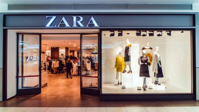 Boho chic επιλογή: Η πράσινη λινή παντελόνα από τα Zara που θα φορέσουμε από την πόλη ως το νησί