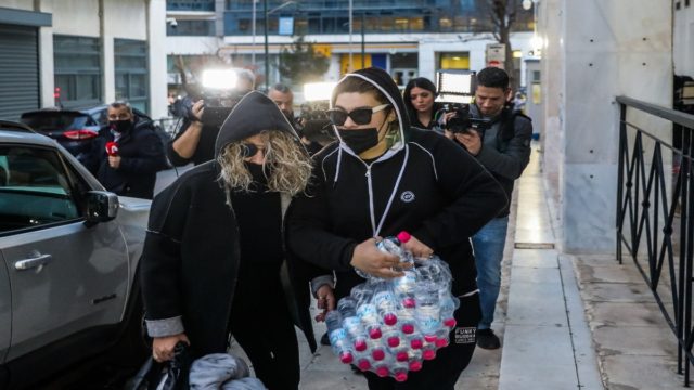 Πάτρα: Ενοχλημένες μητέρα και αδερφή της Ρούλας Πισπιρίγκου για τη μαρτυρία με το ζεϊμπέκικο μετά τον θάνατο της Μαλένας (video)
