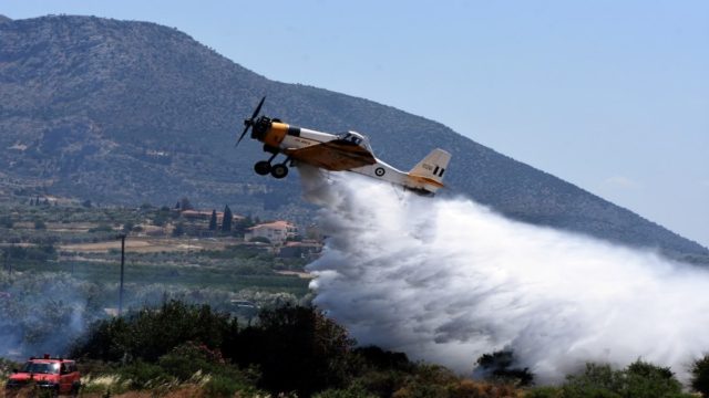 Έντονοι καπνοί από φωτιά που καίει στη Γλυφάδα – Επίγεια και εναέρια Μέσα στην περιοχή