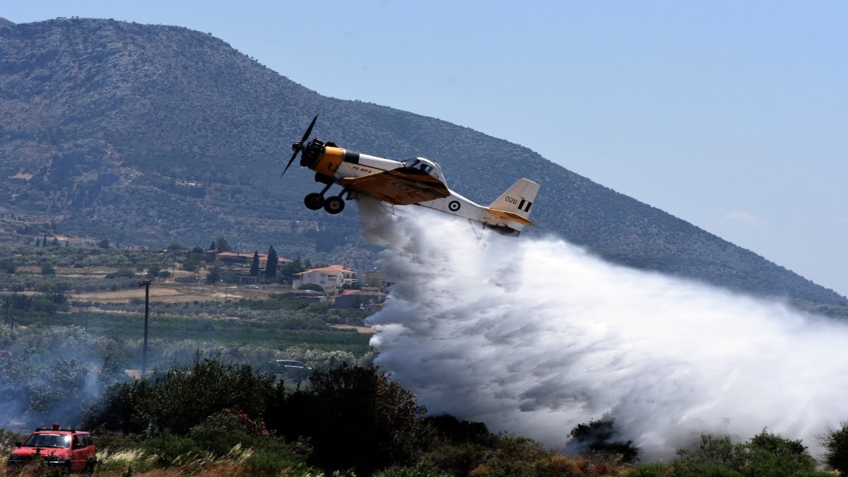 Έντονοι καπνοί από φωτιά που καίει στη Γλυφάδα – Επίγεια και εναέρια Μέσα στην περιοχή