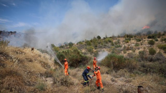 Βάλλεται και από αλλού η Αττική – Νέος συναγερμός στην Πυροσβεστική: Φωτιά κοντά σε σούπερ μάρκετ στον Κουβαρά (video)