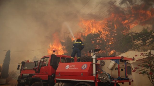 Φωτιά στη Γλυφάδα: Μεγάλη αναζωπύρωση στο Πανόραμα Βούλας – Πυροσβέστης με αναπνευστικά προβλήματα στο νοσοκομείο (video)