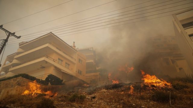«Φουντώνουν» οι φήμες περί εμπρησμού στη Γλυφάδα – ΔΕΔΔΗΕ: «Δεν υπάρχει ένδειξη ότι ξεκίνησε η πυρκαγιά από υποσταθμό» (video)