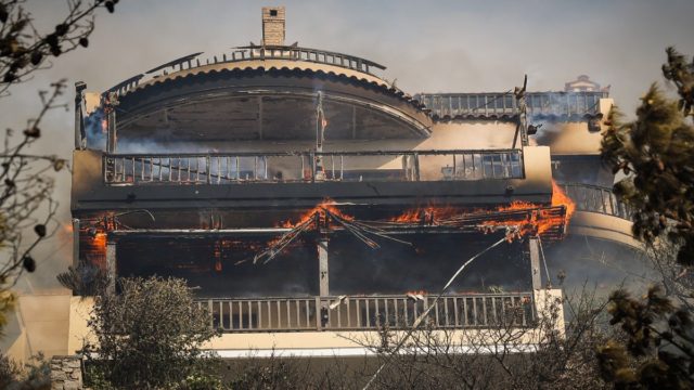 Φωτιά στη Γλυφάδα: Κάηκαν τα πρώτα σπίτια στο Πανόραμα Βούλας – Μήνυμα  του 112 για εκκένωση από τους κατοίκους (video)