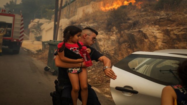 Πανικός στη Βούλα με την πύρινη λαίλαπα – Παρέμβαση του Δημάρχου: Εκκενώνονται 4 οικισμοί, τα Παιδικά Χωριά SOS και γηροκομείο με 300 ηλικιωμένους (video)