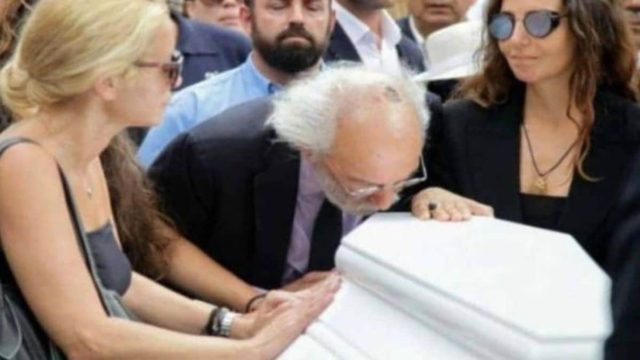 Ζωή Λάσκαρη: Συγκλονίζει αυτό που φώναζαν στην κηδεία της!