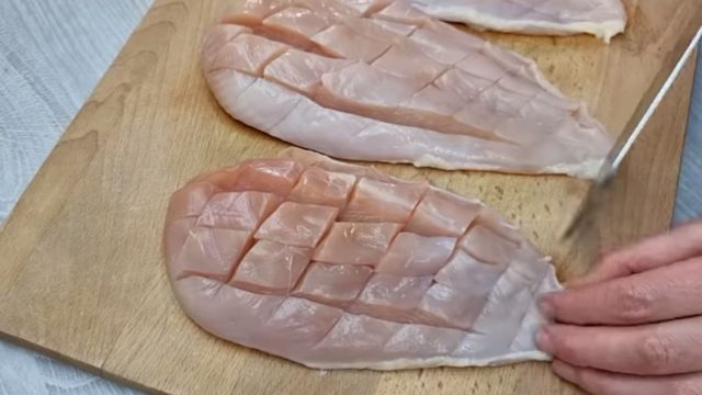 Χάραξε 3 φιλέτα κοτόπουλο και μετά τα έβαλε στο τηγάνι με 1 υλικό έκπληξη – Μετά από 15’…