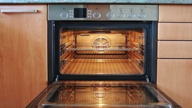 Τα κόλπα της μαμάς: Το μεγάλο μυστικό για να καθαρίσετε τα καμένα λίπη από τον φούρνο σας
