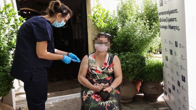 Κορωνοϊός – Επίσημο: Τη Δευτέρα (27/6) ανοίγει η πλατφόρμα για την 4η δόση εμβολίου – Τι θα ισχύσει για τους άνω των 30 (video)