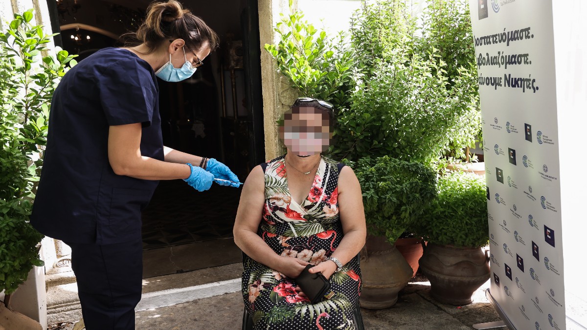 Κορωνοϊός – Επίσημο: Τη Δευτέρα (27/6) ανοίγει η πλατφόρμα για την 4η δόση εμβολίου – Τι θα ισχύσει για τους άνω των 30 (video)