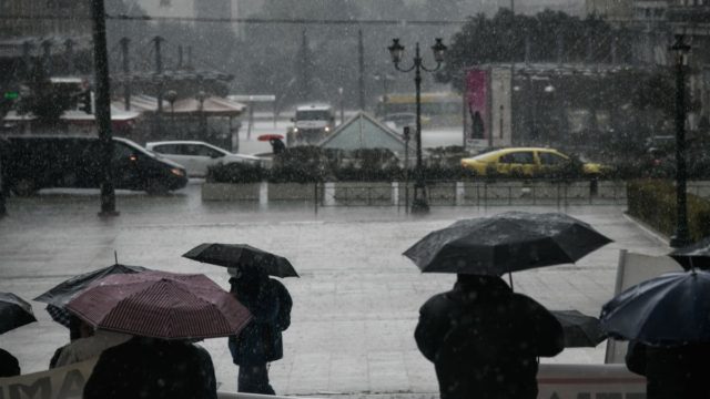 Κακοκαιρία: Ισχυρή καταιγίδα χτυπάει την Αττική – Πολλοί κεραυνοί