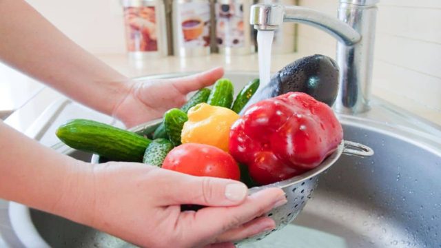 Αυτό είναι το φυσικό απολυμαντικό με 2 υλικά για να καθαρίσετε φρούτα και λαχανικά