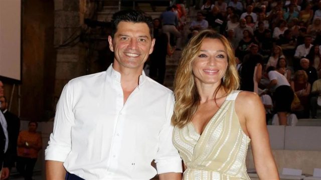 Μοντέρνο και σοφιστικέ με μία τεράστια βιβλιοθήκη: Αυτό είναι το παραμυθένιο σαλόνι στο σπίτι του Σάκη Ρουβά και της Κάτιας Ζυγούλη