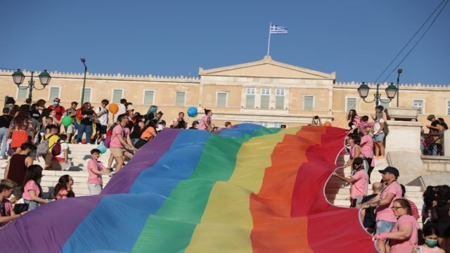 Athens Pride: Υπουργοί της κυβέρνησης και στελέχη των πολιτικών κομμάτων της χώρας στη μεγάλη παρέλαση στο κέντρο της Αθήνας (photos)