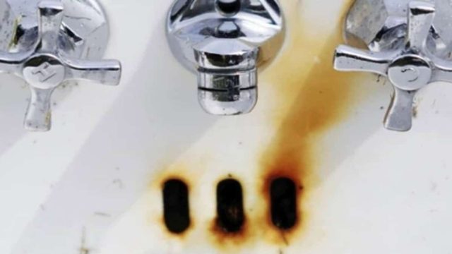 «Παρελθόν» η σκουριά από μπανιέρα και νιπτήρα: Τα τρία υλικά που υπόσχονται σίγουρη λύση