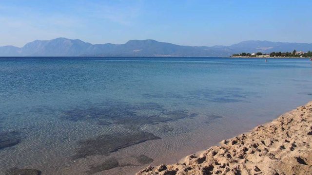 Αυτή είναι η ονειρική παραλία με το παράξενο φαινόμενο μια «ανάσα» από την Αθήνα
