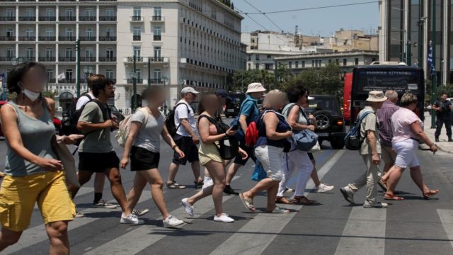 “Καλπάζει” ο κορωνοϊός: 11.972 νέα κρούσματα – 13 θάνατοι