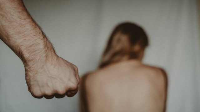 Φρίκη στην Κρήτη: Έψαχνε τον βιαστή της κι αποκαλύφθηκε ότι ήταν ο πατέρας της