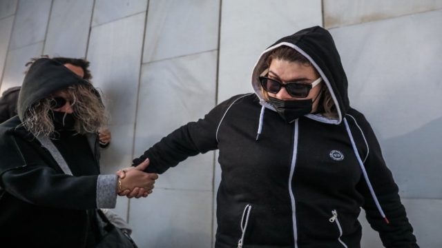 Έφτασε στη ΓΑΔΑ η Δήμητρα Πισπιρίγκου: Οργή λαού στο σημείο – «Σκύλα, κρέμασμα!» (video)