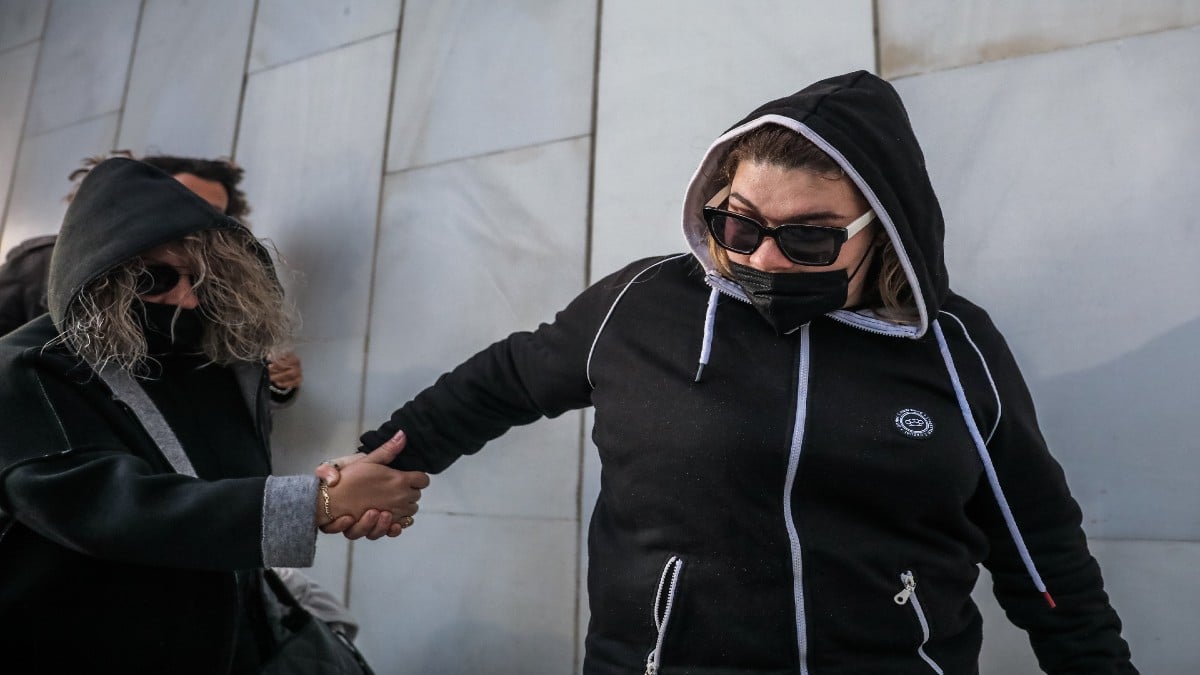 Έφτασε στη ΓΑΔΑ η Δήμητρα Πισπιρίγκου: Οργή λαού στο σημείο – «Σκύλα, κρέμασμα!» (video)