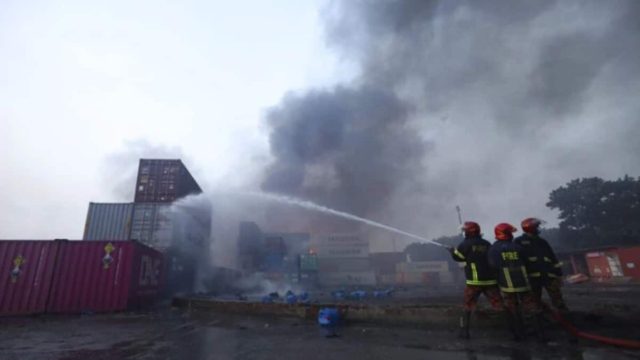 Τουλάχιστον 49 νεκροί από πυρκαγιά σε εγκατάσταση αποθήκευσης εμπορευματοκιβωτίων