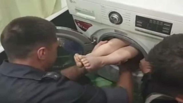 Όταν έφτασαν στο σπίτι είδαν δύο χλωμά πόδια να προεξέχουν από το πλυντήριο – Μόλις κατάλαβαν τι είχε συμβεί, δεν πίστευαν στα μάτια τους (Video)