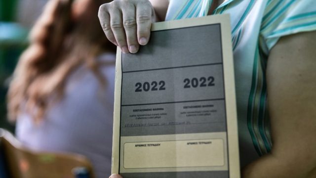 Πανελλαδικές 2022: Σε ποια μαθήματα θα δουν οι υποψήφιοι βαθμολογίες «βατερλώ» – Οι πρώτες εκτιμήσεις για τις βάσεις (video)