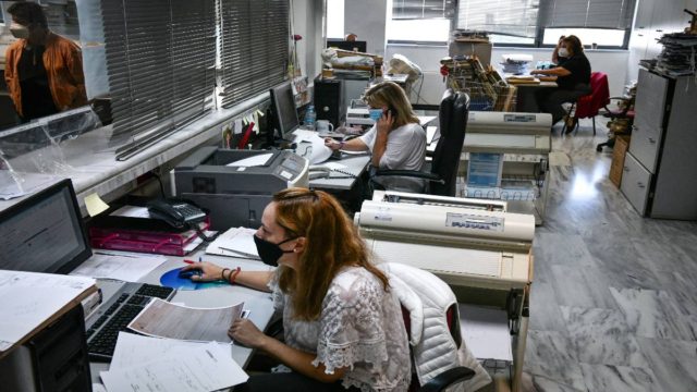 Αγίου Πνεύματος 2022: Ποιους θα βρει σε γραφεία και επιχειρήσεις – Πώς αμείβονται όσοι εργαστούν