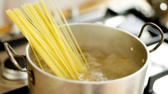 Υπέρτατο κόλπο για μην… ξαναπεινάσετε: Η σωστή στιγμή για να προσθέσετε το αλάτι στα μακαρόνια
